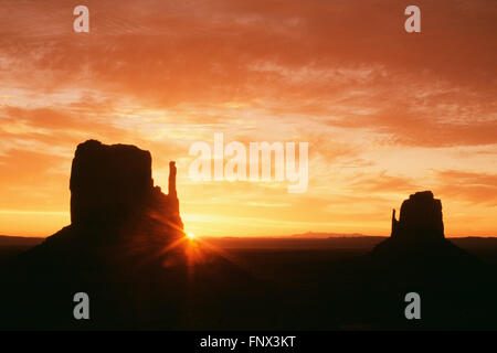 I guanti al tramonto, il parco tribale Navajo Monument Valley, Arizona, U.S.A. Foto Stock