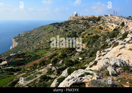 Vista dalla cima delle scogliere di Dingli verso la stazione radar. Malta. Foto Stock