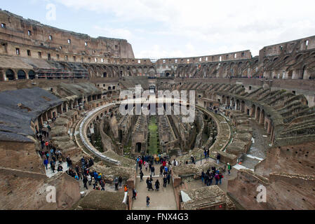 29/02/2016. Il Colosseo di Roma, Italia. I turisti guardano oltre le rovine all'interno del Colosseo a Roma, Italia. Foto Stock