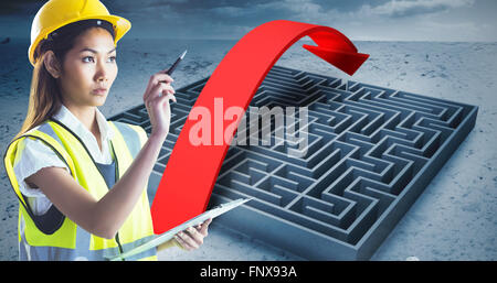 Immagine composita di architetto donna con casco giallo e piani Foto Stock