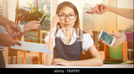 Immagine composita delle mani i dispositivi di ritegno Foto Stock