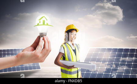 Immagine composita di architetto donna con casco giallo e piani Foto Stock