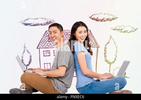Immagine composita del ritratto di Giovane coppia felice utilizzando computer portatile mentre è seduto Foto Stock