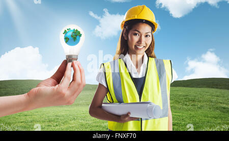 Immagine composita di architetto donna con casco giallo e piani Foto Stock