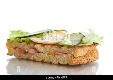 Panino con salsiccia e formaggio, lattuga e uova Foto Stock