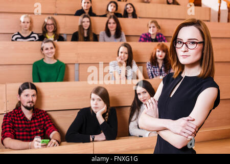 Insegnante spiegare qualcosa per gli studenti Foto Stock