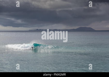 Navigare in un'onda a Lanzarote Foto Stock