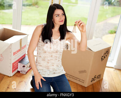 Prima volta compratore tenendo premuto i tasti per casa nuova Foto Stock