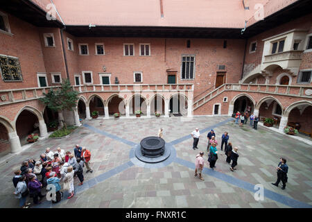 La Polonia, Cracovia (Cracovia), Collegium Maius (Grande College) dell'Università Jagellonica, museo, gruppo di turisti in visita alle Foto Stock