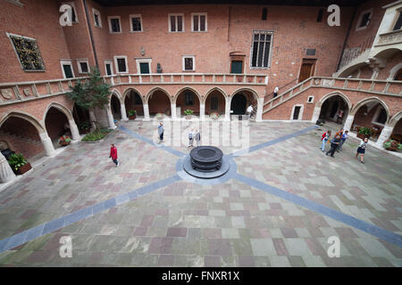 La Polonia, Cracovia (Cracovia), Collegium Maius - Grande College dell Università Jagellonica, museo, medievale cortile gotico con arca Foto Stock