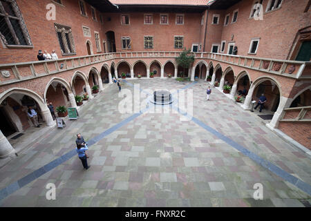 La Polonia, Cracovia (Cracovia), Collegium Maius - Grande College dell Università Jagellonica, museo, medievale cortile gotico con arca Foto Stock