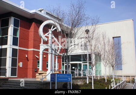 Il centro della giustizia in Chesterfield, Derbyshire incorporante corte dei magistrati, County Court e la Famiglia Corte centro acustico,UK Foto Stock