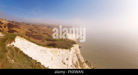 Le Bianche Scogliere di Dover su una bella mattinata nebbiosa, fotografato dal di sopra. Foto Stock