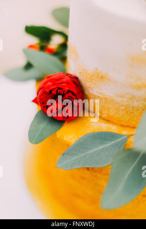 Una rosa rossa sulla bella torta di nozze close up Foto Stock