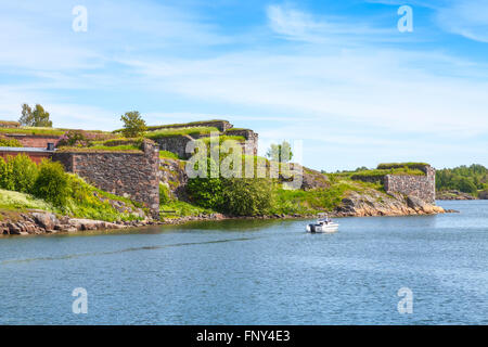 Fortezza di Suomenlinna in un giorno di estate. Si tratta di un sito del Patrimonio Mondiale e popolare con i turisti e la gente del posto. Helsinki, Finlandia Foto Stock