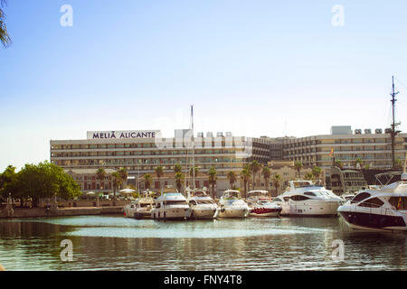 ALICANTE, Spagna - 9 Settembre 2014: baia con yacht privato in centro citta'. Le barche si erge sul dock a waterfront, Alicante, Spagna Foto Stock