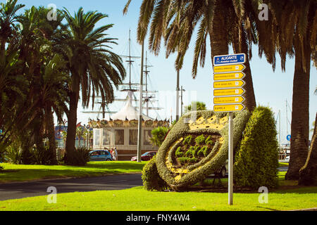 ALICANTE, Spagna - 9 Settembre 2014: un letto floreale con stemma sulla Plaza Puerta del Mar in Alicante, Valencia, Spagna Foto Stock