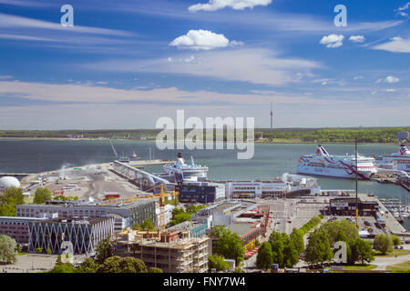 Tallinn, Estonia - 12 Giugno 2015: vista dall'altezza sul paesaggio della città di Tallinn, sulla baia e sul mare di passeggeri del terminale Foto Stock