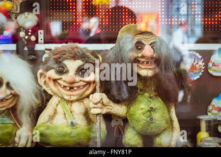 TALLINN, Estonia - YUNI 12, 2015: Toy troll e streghe in una vetrina su una delle vie centrali, Tallinn, Estonia Foto Stock