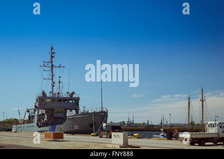 Tallinn, Estonia - Yuni 12, 2015: Marina con barca militare vicino Museo del sottomarino a Tallinn, Estonia, Lennusadam - Idrovolante Foto Stock