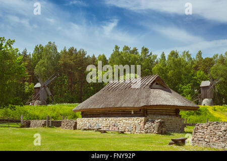 TALLINN, Estonia - YUNI 13, 2015: storica casa Museo estone di aria aperta, Vabaohumuuseumi kivikulv, Rocca al Mare, Tallinn Foto Stock