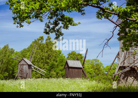 TALLINN, Estonia - YUNI 13, 2015: il mulino a vento in Museo estone di aria aperta, Vabaohumuuseumi kivikulv, Rocca al Mare, Tallinn, Estoni Foto Stock