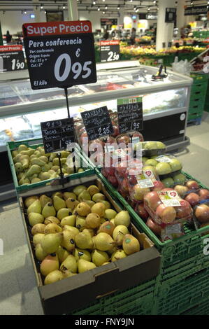 Supermercato Carrefour di frutta e verdura fresche sezione alimentare con display di pere e mele e il prezzo indicato. Foto Stock