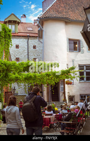 Tallinn, Estonia - 12 Giugno 2015: persone sedersi ai tavoli in una caffetteria. Strade popolari e cantieri della città vecchia di Tallinn, Estonia Foto Stock