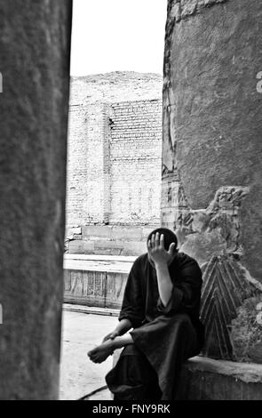 KOM OMBO, Egitto - 18 luglio: l uomo non identificato si siede da colonna di Kom Ombo tempio, Egitto. Il 18 luglio 2010 Kom Ombo, Egitto Foto Stock