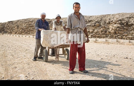 SAQQARA, Egitto - Lug 21: Uomini non identificati lavori per il restauro della piramide di Saqqara area, il 21 luglio 2010, Saqqara, Egitto Foto Stock