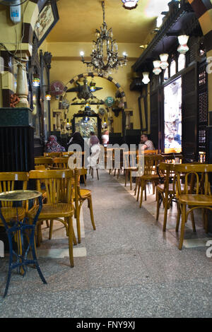 Il Cairo, Egitto - Lug 22: Fishawi's Cafe, storico coffeehouse situato nei vicoli di Khan el Khalili sulla luglio 22, 2010, Il Cairo, E Foto Stock