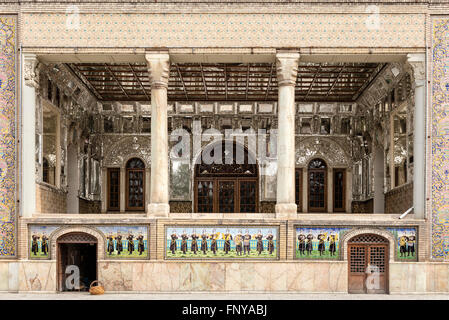 La facciata della Qajar Shams-ol Emareh (edificio del Sole) con mirroring e talare musicisti fregio, Golestan Palace, Teheran, Iran Foto Stock