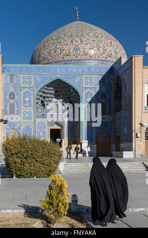 Rivestito di chador donne prima di piastrelle a mosaico cupola rivestita e ingresso, Sheikh Lotfallah moschea, Maydan-e l Imam (l Imam Square), di Isfahan, Iran. Foto Stock