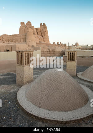 Luna sopra Nar Qale Cittadella, torri del vento, e cisterne, Naein, Iran. Torri del vento sono usati per raffreddare l'acqua sotterranea. Foto Stock