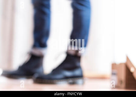 Gambe tagliate con stivali di nuovo al di fuori della messa a fuoco Foto Stock