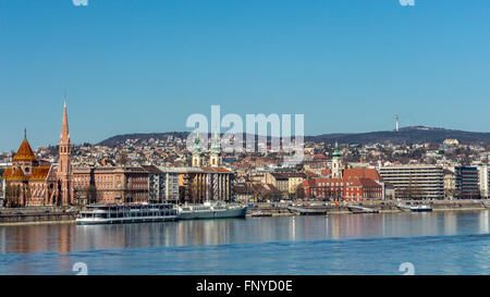 Budapest, Ungheria - 14 Marzo 2016: Il fiume Danubio e gli edifici lungo il lato di Buda Foto Stock