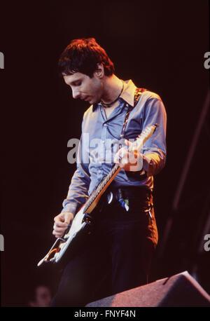 Jonathan Donahue di Mercury Rev effettuando al Glastonbury Festival 1999, Somerset, Inghilterra, Regno Unito. Foto Stock