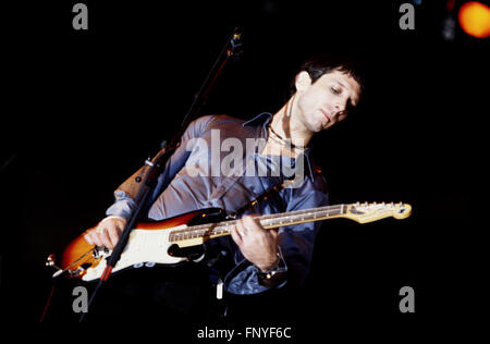 Jonathan Donahue di Mercury Rev effettuando al Glastonbury Festival 1999, Somerset, Inghilterra, Regno Unito. Foto Stock