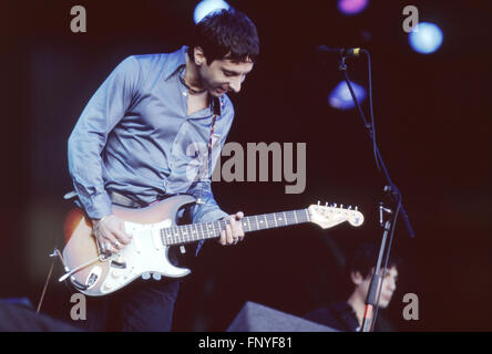 Jonathan Donahue di Mercury Rev effettuando al Glastonbury Festival 1999, Somerset, Inghilterra, Regno Unito. Foto Stock