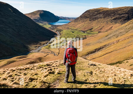 Walker guardando verso Wast Water, nel distretto del lago, Cumbria, Regno Unito Foto Stock