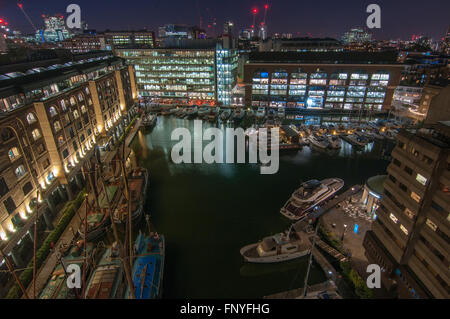 St Katherine's Dock Marina con barche e yacht di notte, London REGNO UNITO Foto Stock