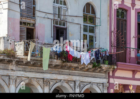 L'Avana, Cuba - Aprile 1, 2012: uomini ispanica sul balcone della vecchia casa solo uso editoriale. Foto Stock