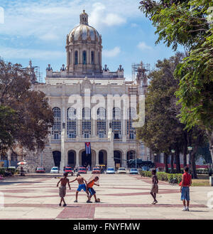 L'Avana, Cuba - Aprile 1, 2012: i ragazzi che giocano a calcio a Plaza 13 de marzo vicino al museo della rivoluzione solo uso editoriale. Foto Stock