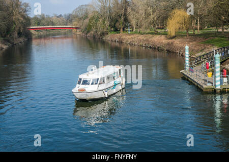 Aquabus in Cardiff City uscire dall'Bute Park pontile sul fiume Taff Foto Stock