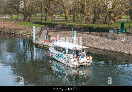 Aquabus in Cardiff City arrivando al Bute Park pontile sul fiume Taff Foto Stock