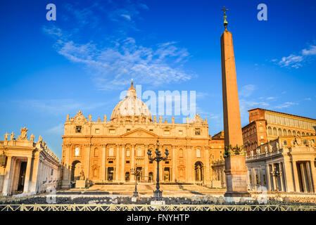 Roma, Italia. Piazza San Pietro e la Basilica di San Pietro al mattino, Città del Vaticano in Roma, Italia. Foto Stock