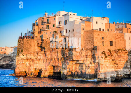 La puglia, Italia. Sunset scenario di Polignano a Mare, cittadina in provincia di bari, puglia, Italia meridionale sul Mare Adriatico Foto Stock