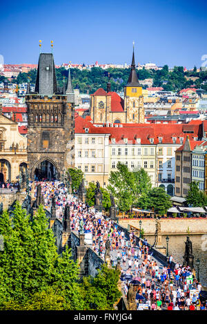 Praga, Repubblica Ceca. Scenic estate veduta aerea della città vecchia architettura pier e Charles ponte sul fiume Moldava a Praga Foto Stock