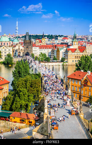 Praga, Repubblica Ceca. Scenic estate veduta aerea della città vecchia architettura pier e Charles ponte sul fiume Moldava a Praga Foto Stock