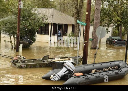 I residenti guardano fuori dalle loro case sommerse in acque alluvionali lungo la perla e fiumi Foglia dopo record di tempeste di pioggia di dumping attraverso il profondo sud Marzo 13, 2016 in Ponchatoula, Louisiana. Foto Stock